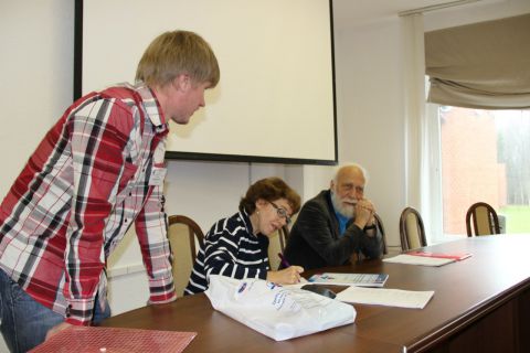 Юрий Пусов берет автограф у поэта Марины Бородицкой, которая вот уже три года вместе с детским писателем Валерием Воскобойниковым (на фото справа) ведёт семинары детской литературы, организованные фондом СЭИП.